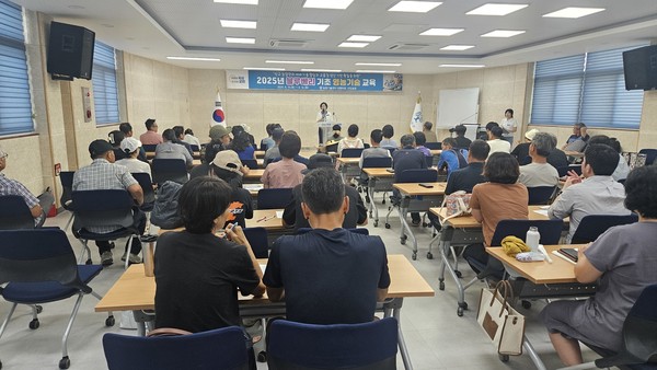 곡성군이 신규 농업인을 대상으로 블루베리 기초 재배 기술과 농업 정보를 제공하는 '블루베리 영농 기술 교육'을 실시하고 있다. 