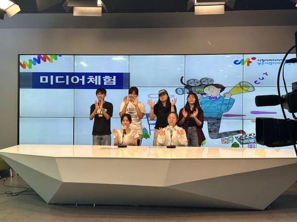 방학을 이용해서 미디어 진로체험을 하고 있는 청소년기자단.