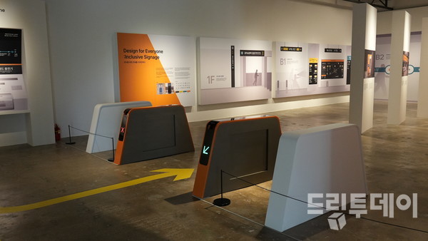2025 광주디자인비엔날레 3전시관에 설치된 지하철 개찰구 모형.