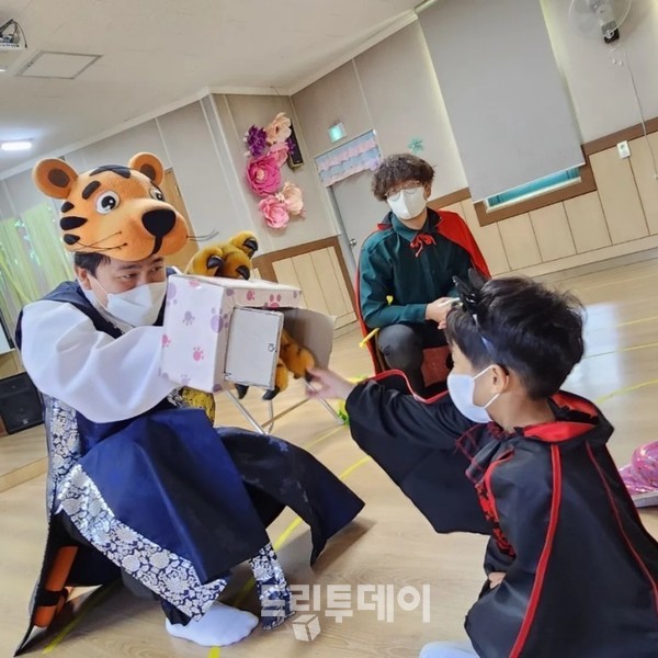 아이들과 공연 중인 이성인 님.