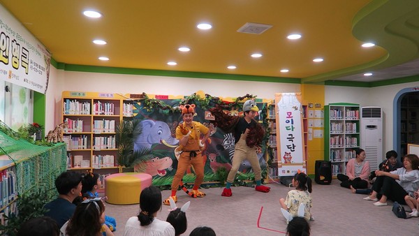 아이들과 공연 중인 이성인 씨.