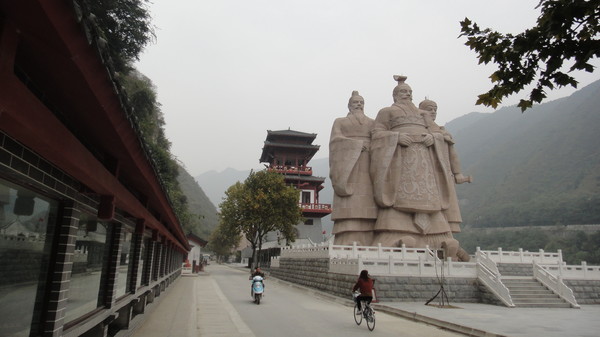 고조 유방과 소하(왼쪽), 한신의 석상이다.