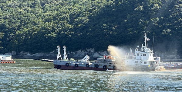 전남 적조 피해 예방 황토 살포. 전남도 제공