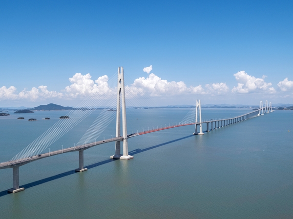 신안 압해도와 암태도를 연결하는 천사대교. 신안군 제공.