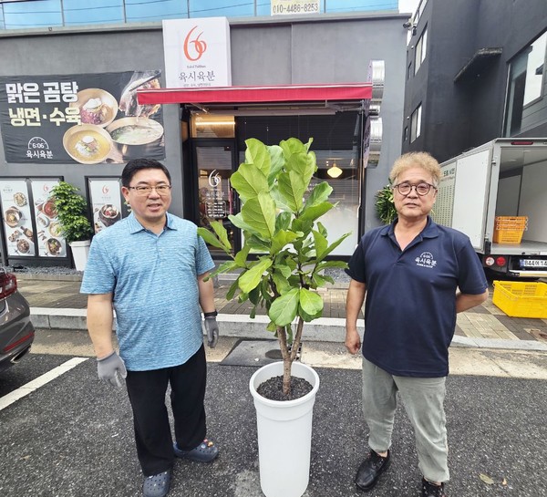 화분을 기부한 육시육분 상무역본점 박중현 대표.