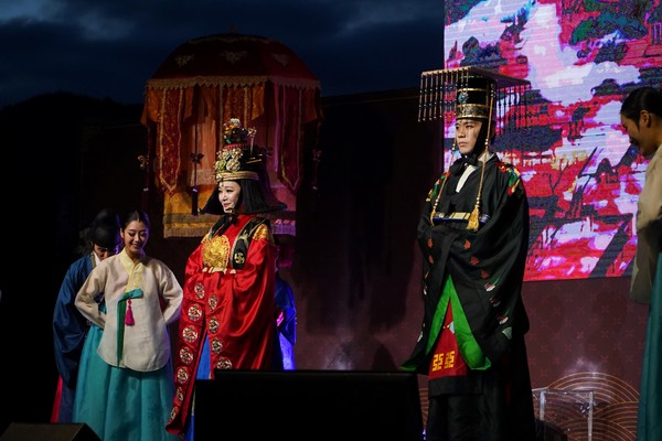 뮤지컬 ‘명성황후’ 주연배우인 김소현(왼쪽)과 손준호(오른쪽)가 무대를 선보이고 있는 모습.(사진-나주시제공)