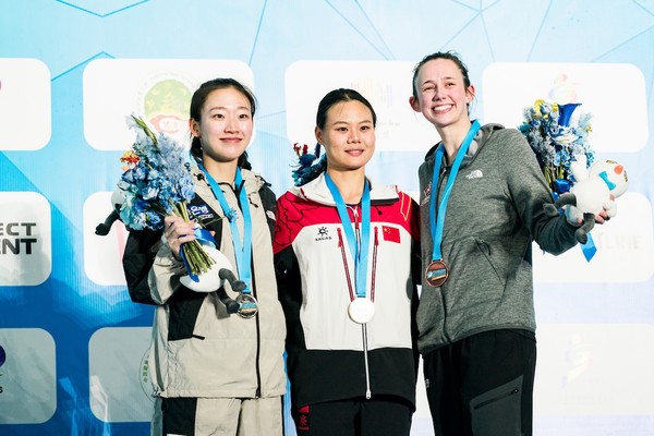 (좌)정지민 선수 시상식 모습. (제공= 대한산악연맹)