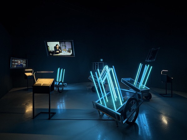 문창환 작 윤리적 특이점-자기비판적 최면, 2025