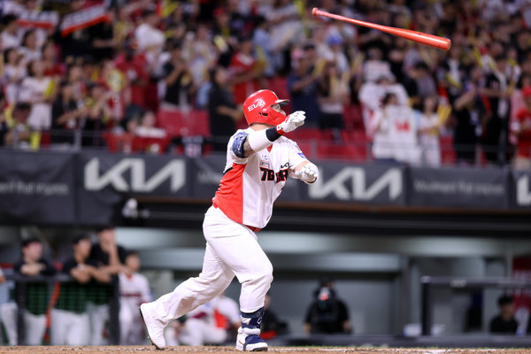 지난 16일 챔피언스필드에서 열린 2025 신한 SOL 뱅크 KBO 리그 홈 경기에서 최형우가 담장을 강타하는  