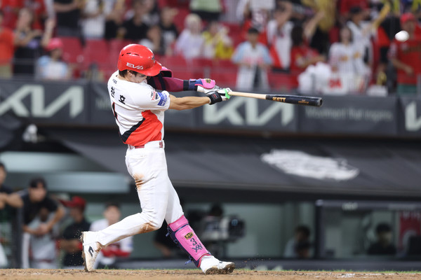 17일 광주-기아 챔피언스필드에서 열린 한화 이글스와의 홈 경기에서 KIA 타이거즈 박찬호가 3회말 솔로 홈런을 날리고 있다. 사진=KIA 타이거즈 제공