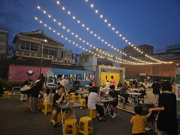 지난 6일 광주 동구 대인시장에서 열린 야시장에서 시민들이 맥주와 먹거리를 즐기고 있다.