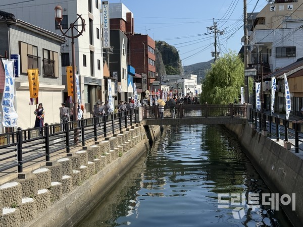 시가지의 수로를 따라 행렬이 이어진다.