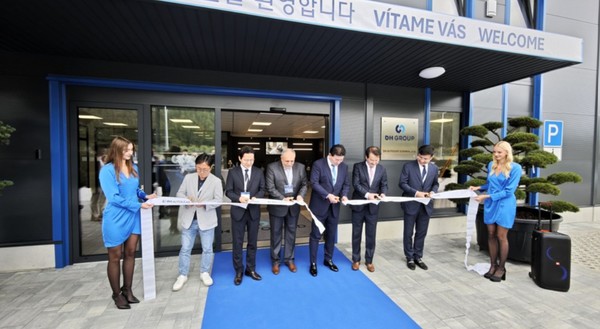 지난 17일 열린 DH오토리드 슬로바키아  신규 공장 개소식  테이프 커팅식. DH오토리드 제공.