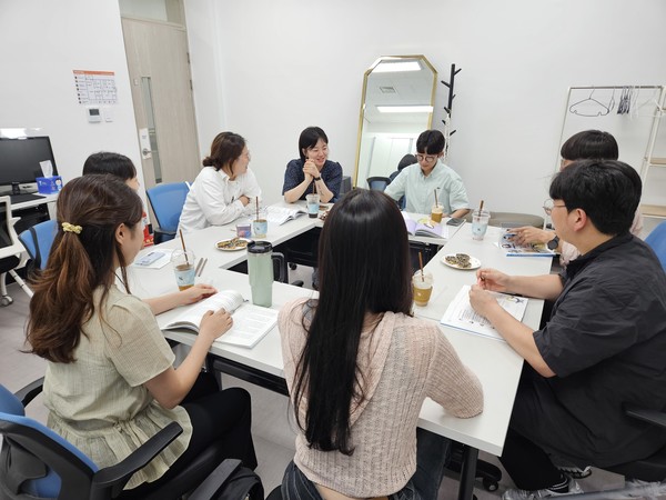 청소년지도사 동아리 참참참(참여하는 참된 청소년지도자들) 정기모임. 사진=광주광역시청소년활동진흥센터 제공.