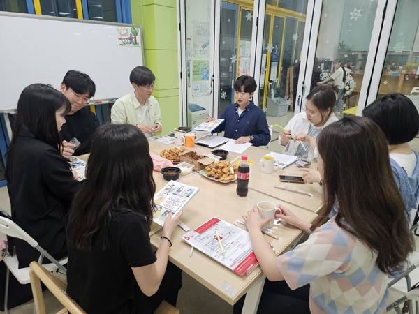 청소년지도사 동아리 참참참(참여하는 참된 청소년지도자들) 정기모임. 사진=광주광역시청소년활동진흥센터 제공.