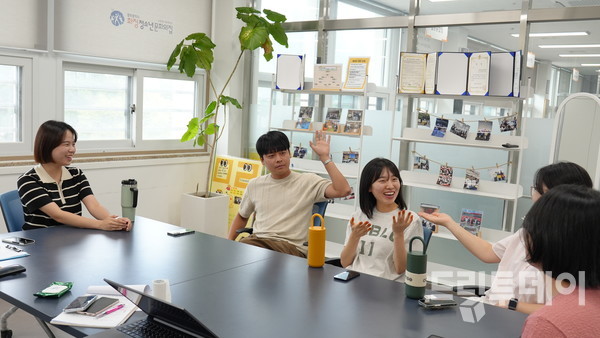 본보와 인터뷰를 가진 광주광역시화정청소년문화의집 청소년 지도자들.