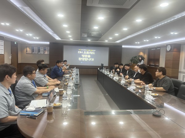 제조혁신 피지컬 AI 협회(회장 조용로)는 25일 전북 완주군에 위치한 DH오토리드를 방문해 회사 임직원과 전략회의를 진행하고 제조 현장을 살펴봤다