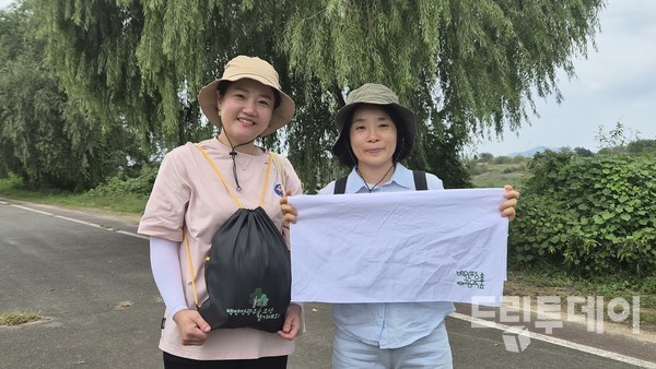 지난해에 올해 두번 째 참여한 김종림, 선지영 씨가 환한 웃음을 짓고 있다.