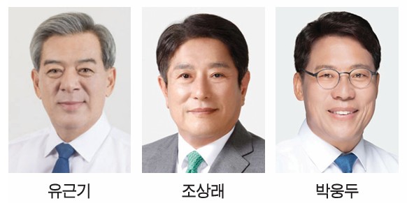 유근기 전 군수, 조상래 현 군수, 박웅두 조국혁신당 지역위원장.