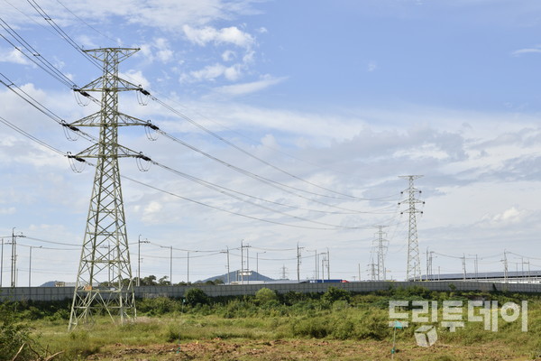 광주 첨단 국가AI데이터센터 인근에 송전탑이 설치돼 있다.