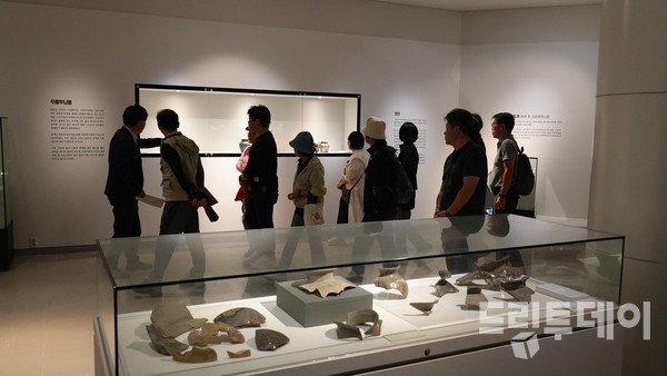 참가자들이 영암 도기박물관을 관람하고 있다.