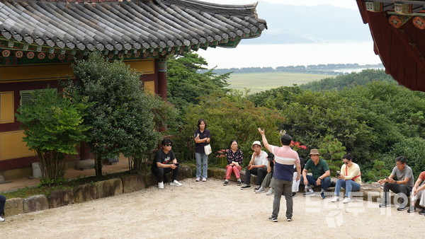 참가자들이 강진 백련사에서 이대석 선생의 해설을 듣고 있다.