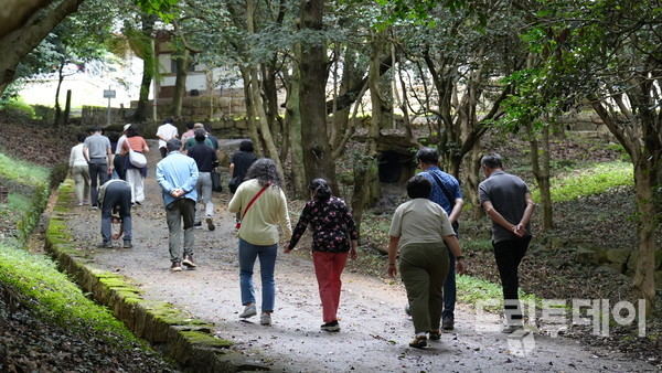 지난 27일 `강진·해남·영암과 함께하는 고찰기행’ 참가자들이 강진 백련사로 향하는 길을 오르고 있다.