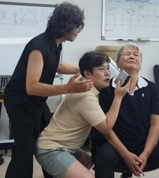 연극 '꼭두아비' 연습 장면.