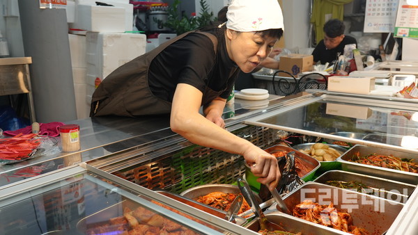 올해 반찬가게를 개업한 이정자 상인이 오늘 만든 배추김치를 손보고 있다. 