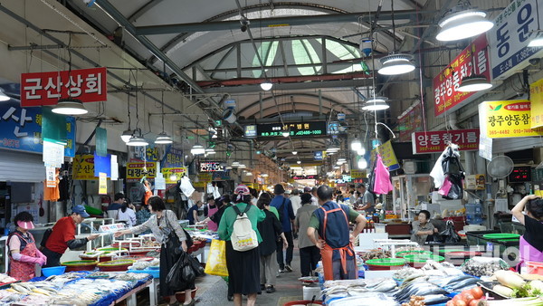 추석 연휴를 이틀 앞둔 광주 서구 양동시장에 시민들이 북적이고 있다.