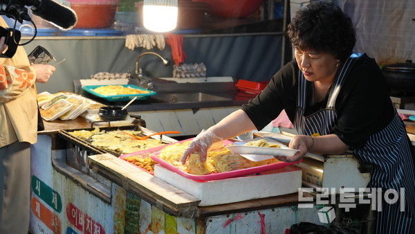 전집 상인이 추석 제사상에 올릴 전을 진열하고 있다.