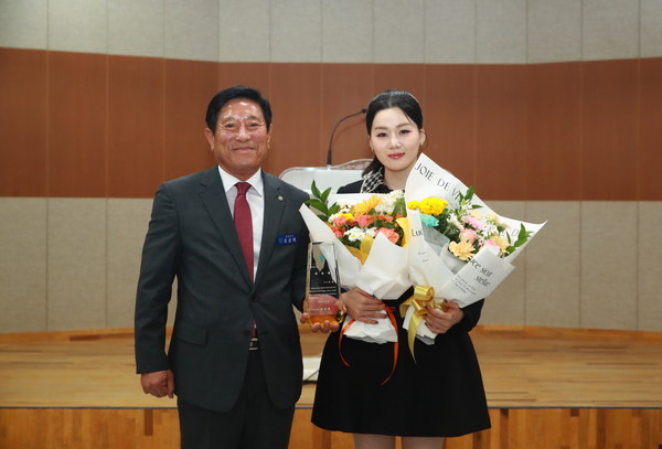조상래 곡성군수(왼쪽)와 가수 나영이 곡성군 홍보대사 위촉식에서 기념촬영을 하고 있다.