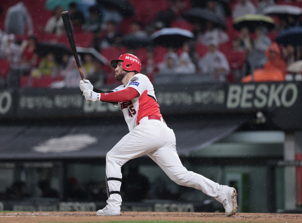 2일 광주 기아 챔피언스필드에서 열린 SSG 랜더스와의 홈 경기에서 KIA 타이거즈 패트릭 위즈덤이 2회말 솔로 홈런을 날리고 있다. 사진=KIA 타이거즈 제공