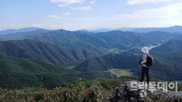 정상 조망바위.