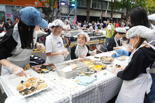 금남로 일대에서 열린 ‘주먹밥 콘테스트-손으로 맛나는 추억’ 행사. 동구 제공.