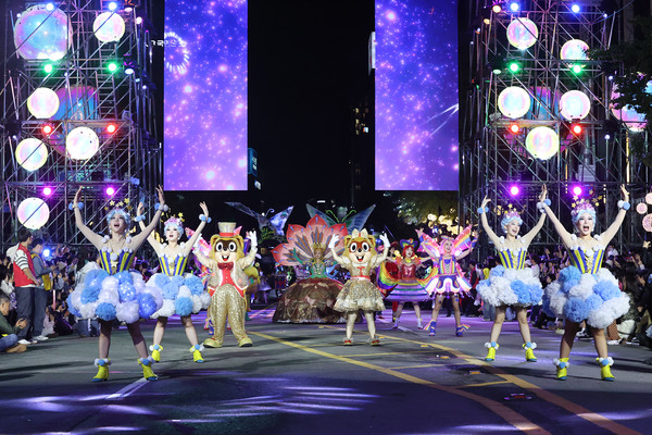 롯데월드 테마파크 퍼레이드팀이 선보인 퍼포먼스. 동구 제공.