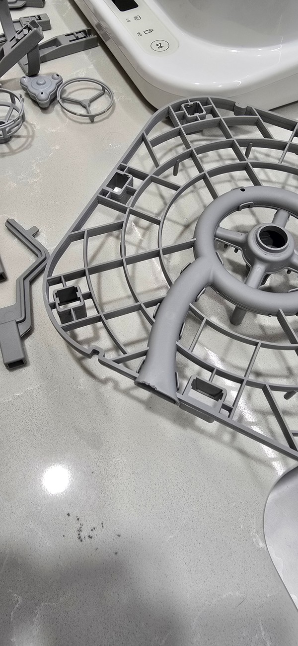 젖병 세척기 특정 제품 내부가 파손된 모습. 피해자 모임 제공.