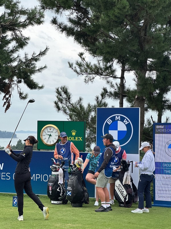 땅끝 해남에서 개최한 미국여자프로골프(LPGA) 정규투어 ‘BMW 레이디스 챔피언십’에 참가 선수의 티샷.