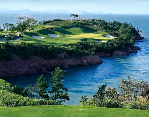 파인비치 골프링크스(Pine Beach Golf Links) 의 대표적인 명소 비치 코스 6번홀(Par 3). 이 홀은 바다 위에 떠 있는 듯한 반도형 그린으로, 코스 아래로 절벽과 바다가 맞닿아 있어 파인비치의 상징으로 꼽힌다.