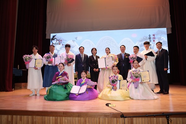 구례 29회 송만갑 판소리·고수대회 수상자 단체 사진. 