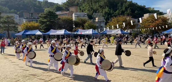 지난해 동산초 학생들의 길놀이 모습. 동산초 제공. 