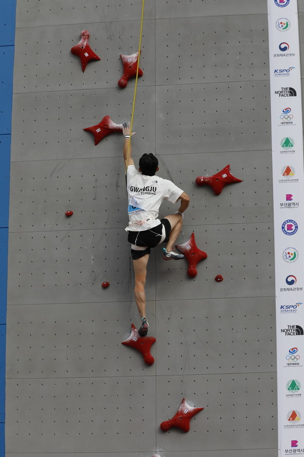 제106회 전국체육대회 스피드 종목에서 등반 중인 신은철 선수. 대한산악연맹 제공.
