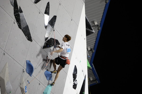 리드 등반 중인 이도형 선수. 대한산악연앰 제공.