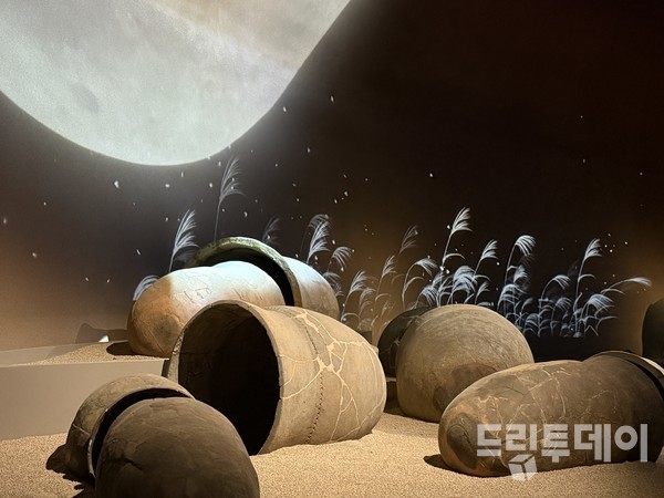 박물관의 옹관들.