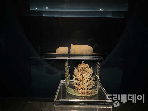 신촌리 발굴 금동관.