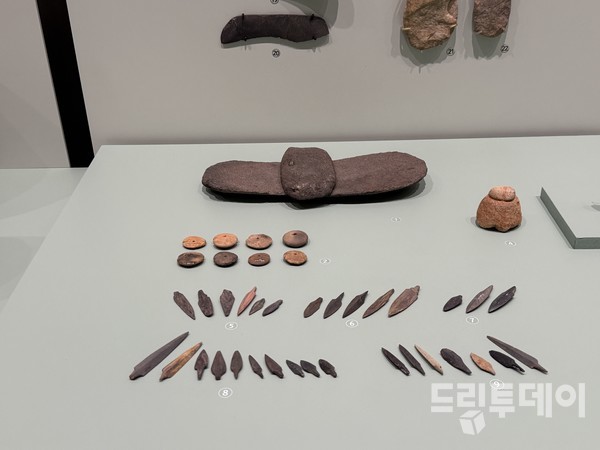 갈판과 화살촉이 있는 전시실.