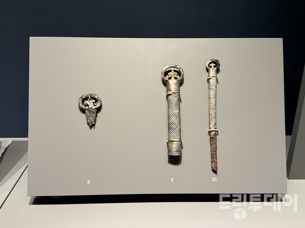 칼의 고리에 장식된 봉황과 새싹문양.