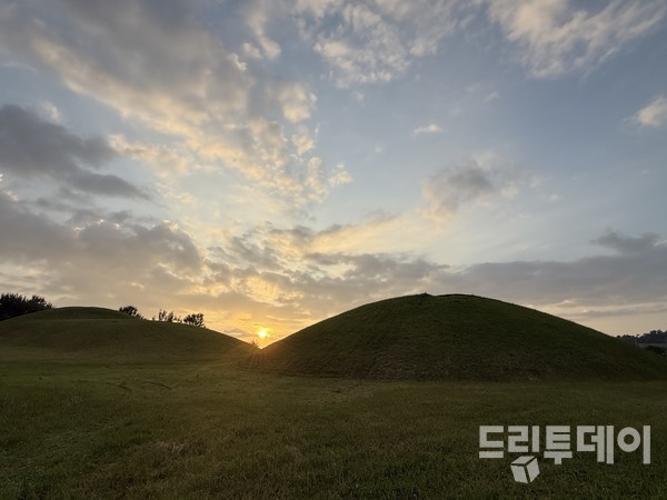 영암 내동리 쌍무덤에 황혼이 찾아온다.