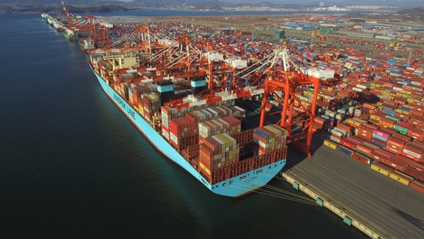 9월 광주 수출이 43% 급증했다. 사진은 광양항 컨테이너부두 전경.  전남도 제공.