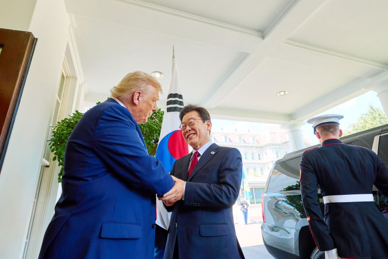 이재명 대통령과 도널드 트럼프 미국 대통령이 지난 8월 25일(현지 시간) 미국 워싱턴DC 백악관에서 한미 정상회담에 앞서 인사를 나누고 있다. 뉴시스